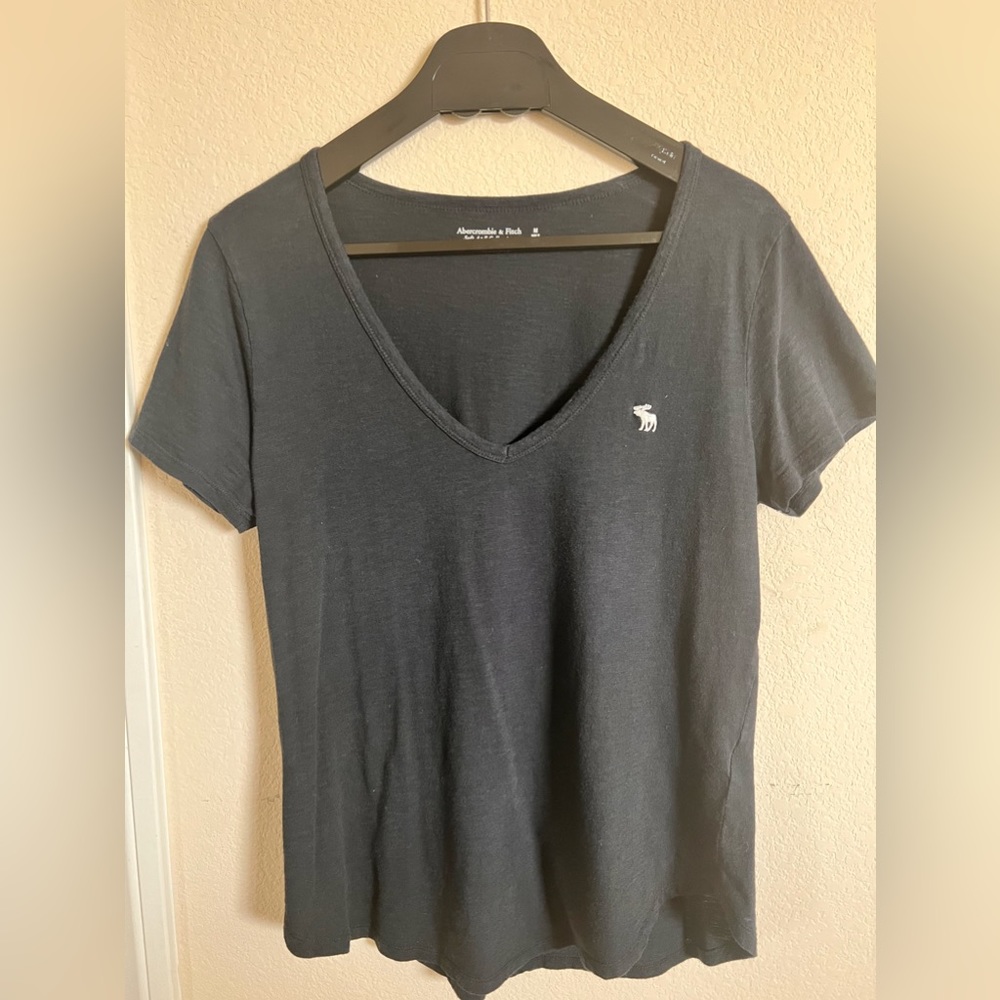 Abercrombie & Fitch: V-neck T-shirt in Black. Size M. Pre-owned.